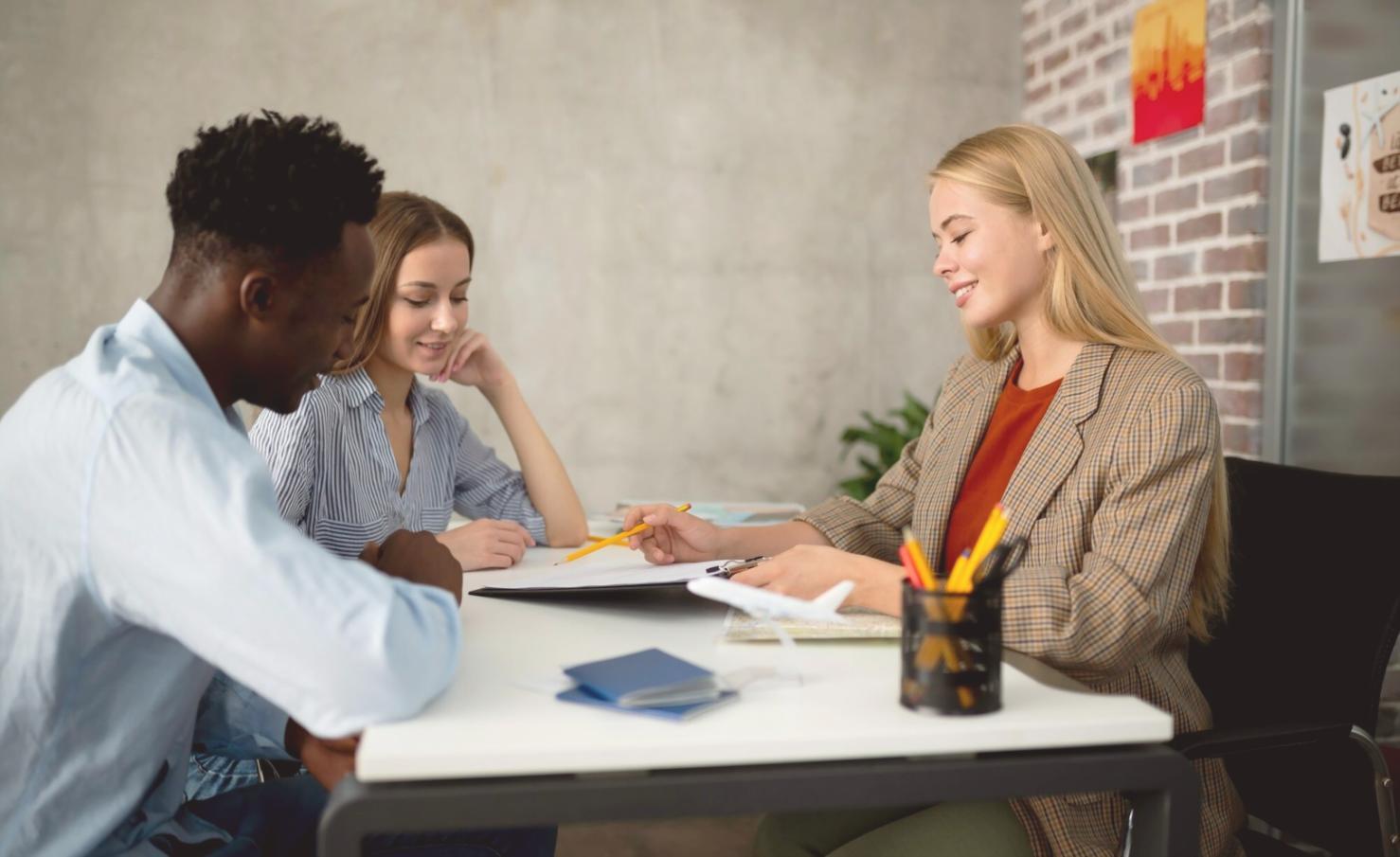 Persona che scrive al tavolo con luce naturale