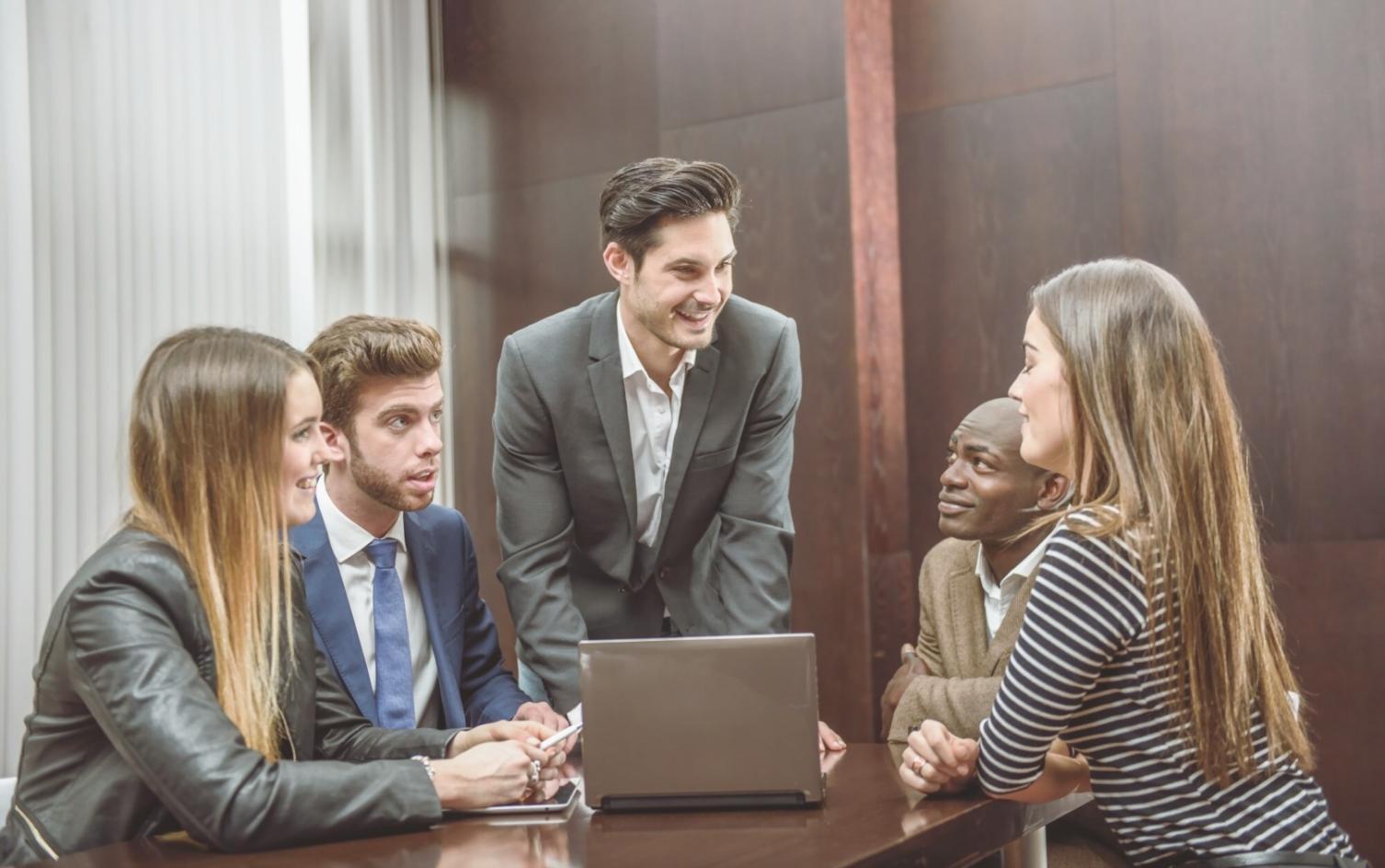 Quaderno aperto con penna e tazza di caffè