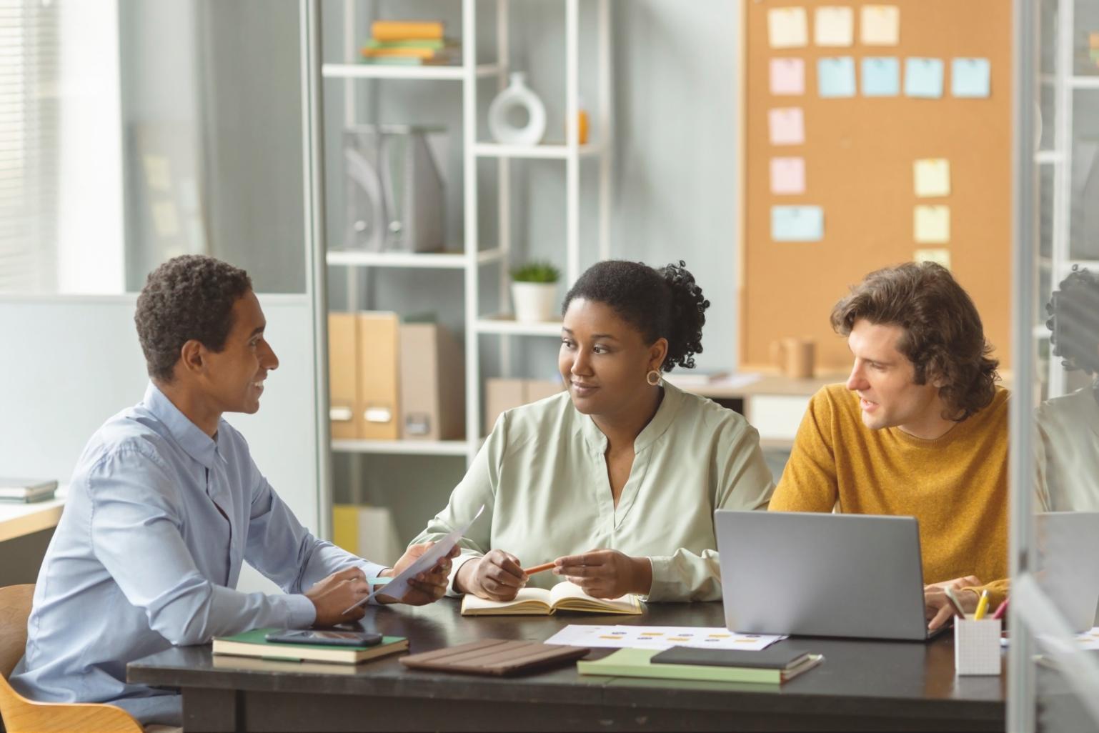 Mani che scrivono su un quaderno con luce calda