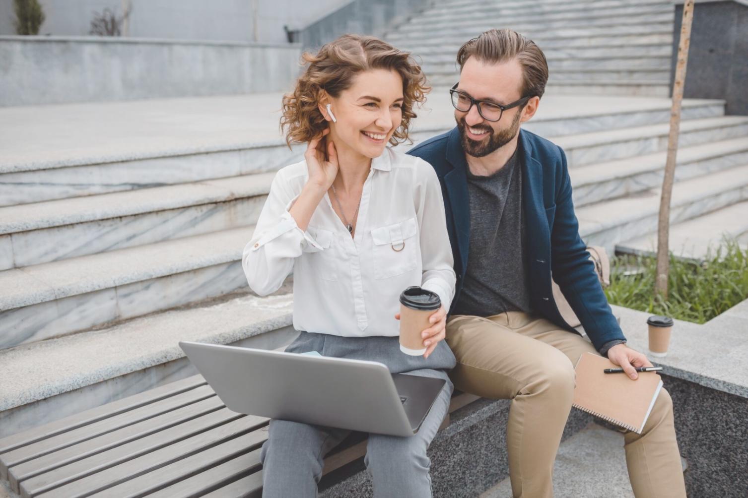 Ambiente di scrittura creativa con materiali e appunti
